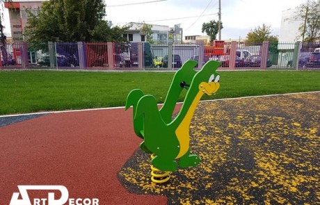 Balansoar pe arc figurina dinozaur