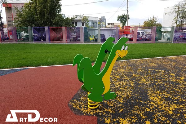 Balansoar pe arc figurina dinozaur