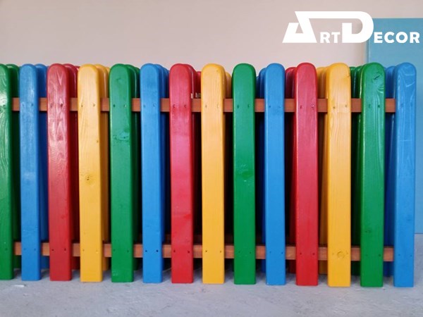 gard din lemn colorat