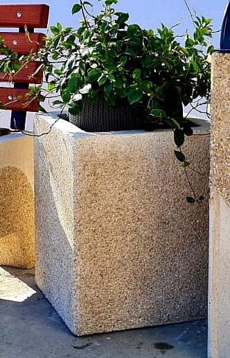 jardiniera beton cu finisaj piatra spalata