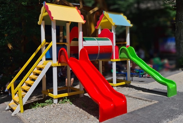 Complex de joaca doua turnuri cu pod tubular