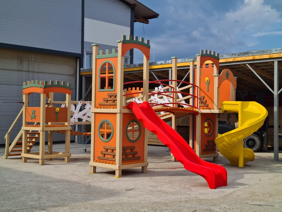 Complex de joaca cu patru turnuri tip Cetate Complex de joaca cu patru turnuri tip Cetate