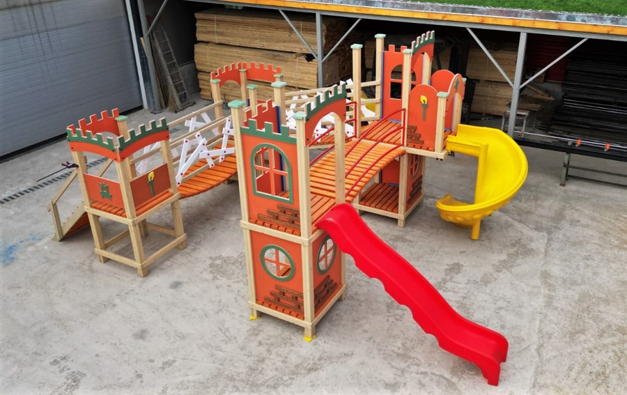 Complex de joaca cu patru turnuri tip Cetate Complex de joaca cu patru turnuri tip Cetate