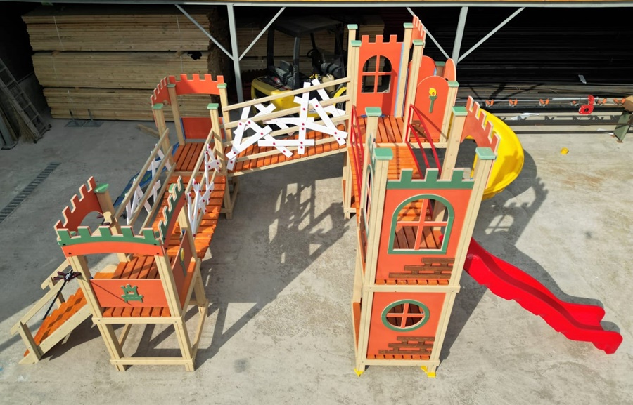 Complex de joaca cu patru turnuri tip Cetate Complex de joaca cu patru turnuri tip Cetate